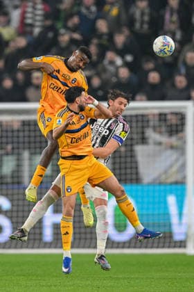 Juventus Manuel Locatelli jumps for the ball with PisaÕs Mehdi Leris during the Serie A soccer match between Juventus and Pisa at the Allianz Stadium in Genoa, Italy - Saturday, March 07, 2026. - Soccer .  Copyright: xTanoxPecoraro LaPressex