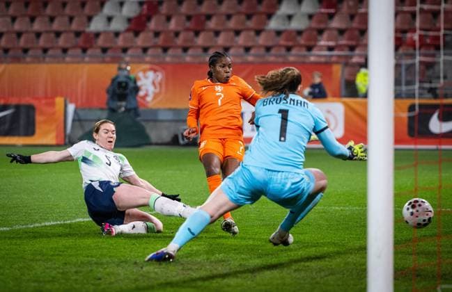 UTRECHT - Lineth Beerensteyn of the Netherlands scores the 1-0 goal past Ireland goalkeeper Courtney Brosnan during the Women s World Cup qualifying match between the Netherlands (w) and Ireland (w) at the Galgenwaard Stadium on March 7, 2026, in Utrecht, Netherlands. SONNY LENSEN ANP Women s European Qualifiers 2025-2026 xVIxANPxSportx xxANPxIVx 552701987 originalFilename: 552701987.jpg