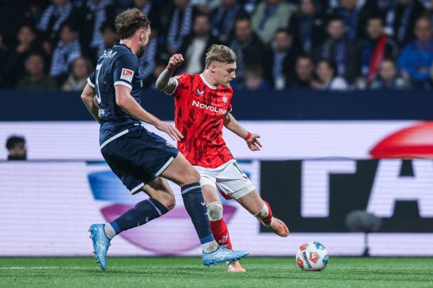 Fußball 2. Bundesliga 25. Spieltag VfL Bochum - 1. FC Kaiserslautern am 07.03.2026 im Vonovia Ruhrstadion in Bochum Philipp Strompf ( Bochum ), links - Norman Bassette (Kaiserslautern), rechts DFL regulations prohibit any use of photographs as image sequences and or quasi-video.