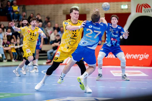 Krefeld, 07.03.2026, Handball, Herren, 2. Bundesliga, 23. Spieltag, 2025 2026: HSG Krefeld Niederrhein TV Großwallstadt Matija Mircic (HSG Krefeld Niederrhein, 97) im Zweikampf mit Mario Stark (TV Großwallstadt, 27) Krefeld Glockenspitzhalle NRW Germany