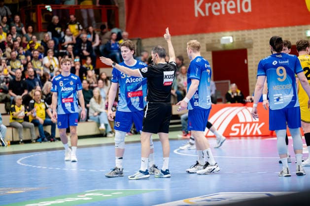 Krefeld, 07.03.2026, Handball, Herren, 2. Bundesliga, 23. Spieltag, 2025 2026: HSG Krefeld Niederrhein TV Großwallstadt Thorsten Kuschel (Schiedsrichter) zeig 2-Minuten für Axel Skaarnaes (TV Großwallstadt, 35) an Krefeld Glockenspitzhalle NRW Germany