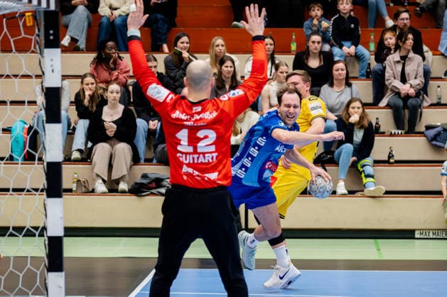 Krefeld, 07.03.2026, Handball, Herren, 2. Bundesliga, 23. Spieltag, 2025 2026: HSG Krefeld Niederrhein TV Großwallstadt Maxim Schalles (TV Großwallstadt, 87) beim Torwurf gegen Pau Guitart (HSG Krefeld Niederrhein Niederrhein, 12) Krefeld Glockenspitzhalle NRW Germany