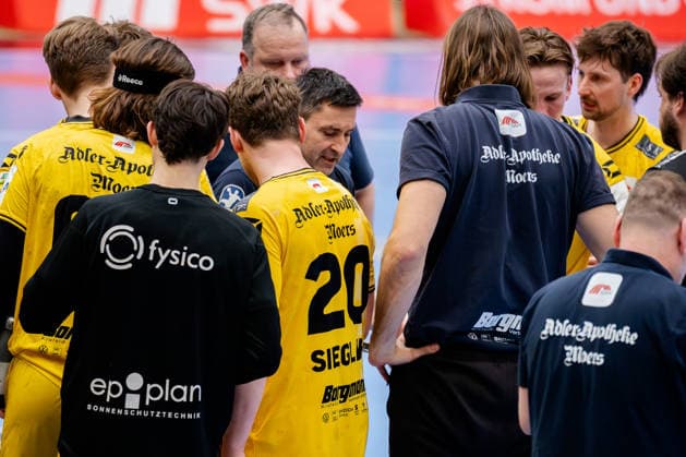 Krefeld, 07.03.2026, Handball, Herren, 2. Bundesliga, 23. Spieltag, 2025 2026: HSG Krefeld Niederrhein TV Großwallstadt Mark Schmetz (HSG Krefeld Niederrhein, Trainer) gibt in Anweisungen wöhrend einer Auszeit Krefeld Glockenspitzhalle NRW Germany