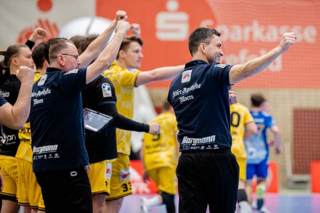 Krefeld, 07.03.2026, Handball, Herren, 2. Bundesliga, 23. Spieltag, 2025 2026: HSG Krefeld Niederrhein TV Großwallstadt Jubel auf der Trainerbank nach einem Torwartparade im Vordergrund re. Mark Schmetz (HSG Krefeld Niederrhein, Trainer) Krefeld Glockenspitzhalle NRW Germany