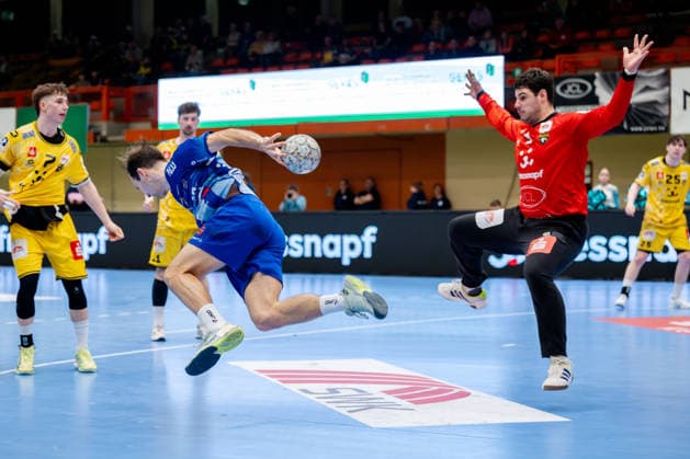 Krefeld, 07.03.2026, Handball, Herren, 2. Bundesliga, 23. Spieltag, 2025 2026: HSG Krefeld Niederrhein TV Großwallstadt Maxim Schalles (TV Großwallstadt, 87) mit einem sehenswerten Treffer gegen Finn Rüspeler (HSG Krefeld Niederrhein, 1) Krefeld Glockenspitzhalle NRW Germany