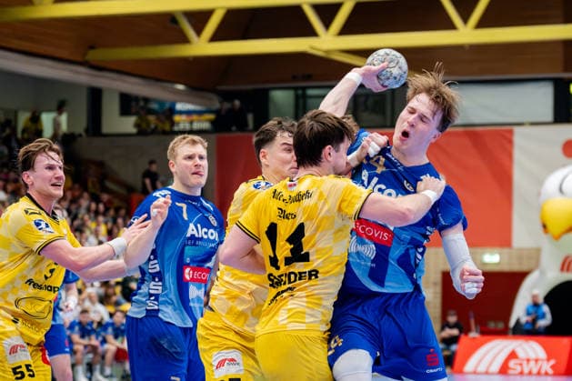 Krefeld, 07.03.2026, Handball, Herren, 2. Bundesliga, 23. Spieltag, 2025 2026: HSG Krefeld Niederrhein TV Großwallstadt Ben Connar Battermann (TV Großwallstadt, 24) im Zweikampf mit Lucas Schneider (HSG Krefeld Niederrhein, 11) Krefeld Glockenspitzhalle NRW Germany