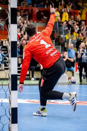 Krefeld, 07.03.2026, Handball, Herren, 2. Bundesliga, 23. Spieltag, 2025 2026: HSG Krefeld Niederrhein TV Großwallstadt Finn Rüspeler (HSG Krefeld Niederrhein, 1) jubelt nach einer Parade Krefeld Glockenspitzhalle NRW Germany