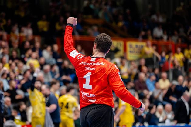 Krefeld, 07.03.2026, Handball, Herren, 2. Bundesliga, 23. Spieltag, 2025 2026: HSG Krefeld Niederrhein TV Großwallstadt Finn Rüspeler (HSG Krefeld Niederrhein, 1) jubelt nach einer Parade Krefeld Glockenspitzhalle NRW Germany