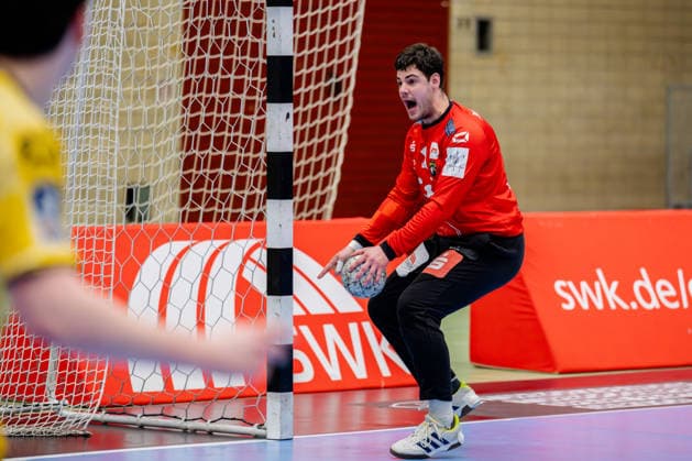 Krefeld, 07.03.2026, Handball, Herren, 2. Bundesliga, 23. Spieltag, 2025 2026: HSG Krefeld Niederrhein TV Großwallstadt Finn Rüspeler (HSG Krefeld Niederrhein, 1) emotional nach einer Schiedsrichterentscheidung Krefeld Glockenspitzhalle NRW Germany