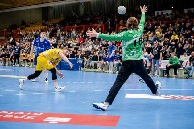 Krefeld, 07.03.2026, Handball, Herren, 2. Bundesliga, 23. Spieltag, 2025 2026: HSG Krefeld Niederrhein TV Großwallstadt Falk Kolodziej (HSG Krefeld Niederrhein, 5) beim Siebenmeter gegen Jan Steffen Minerva (TV Großwallstadt, 16) Krefeld Glockenspitzhalle NRW Germany