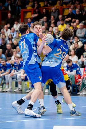 Krefeld, 07.03.2026, Handball, Herren, 2. Bundesliga, 23. Spieltag, 2025 2026: HSG Krefeld Niederrhein TV Großwallstadt Marvin Kix (HSG Krefeld Niederrhein, 7) im Zweikampf mit Ole Klimpke (TV Großwallstadt, 11) und Maximilian Horner (TV Großwallstadt, 29) Krefeld Glockenspitzhalle NRW Germany