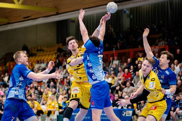 Krefeld, 07.03.2026, Handball, Herren, 2. Bundesliga, 23. Spieltag, 2025 2026: HSG Krefeld Niederrhein TV Großwallstadt Lucas Schneider (HSG Krefeld Niederrhein, 11) beim Wurf aus dem Rückraum gegen den Block von Ole Klimpke (TV Großwallstadt, 11) Krefeld Glockenspitzhalle NRW Germany