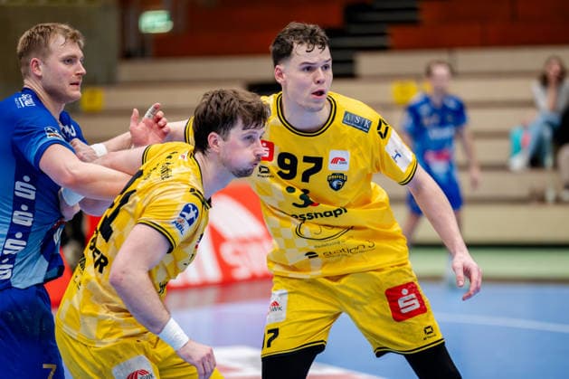 Krefeld, 07.03.2026, Handball, Herren, 2. Bundesliga, 23. Spieltag, 2025 2026: HSG Krefeld Niederrhein TV Großwallstadt Matija Mircic (HSG Krefeld Niederrhein, 97) in der Abwehr mit Lucas Schneider (HSG Krefeld Niederrhein, 11) Krefeld Glockenspitzhalle NRW Germany