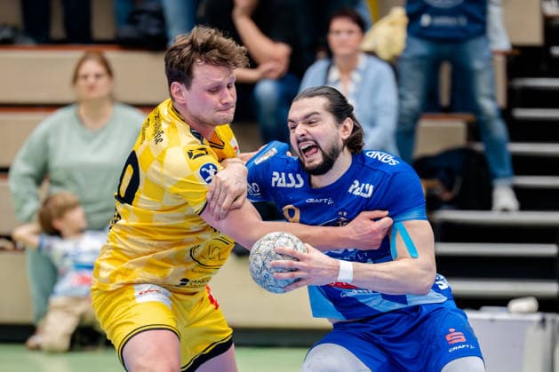 Krefeld, 07.03.2026, Handball, Herren, 2. Bundesliga, 23. Spieltag, 2025 2026: HSG Krefeld Niederrhein TV Großwallstadt Lukas Siegler (HSG Krefeld Niederrhein, 20) im Zweikampf mit Yessine Meddeb (TV Großwallstadt, 9) Krefeld Glockenspitzhalle NRW Germany
