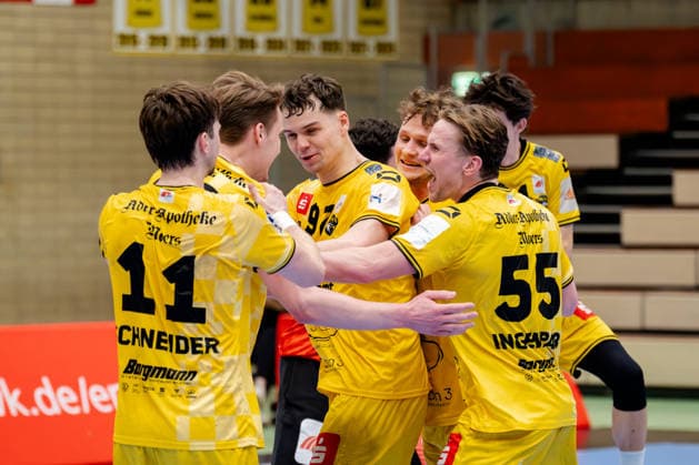 Krefeld, 07.03.2026, Handball, Herren, 2. Bundesliga, 23. Spieltag, 2025 2026: HSG Krefeld Niederrhein TV Großwallstadt Das Team jubelt über den Sieg mit (u.a.) Lucas Schneider (HSG Krefeld Niederrhein, 11), Matija Mircic (HSG Krefeld Niederrhein, 97), Niklas Ingenpaß (HSG Krefeld Niederrhein, 55) Krefeld Glockenspitzhalle NRW Germany