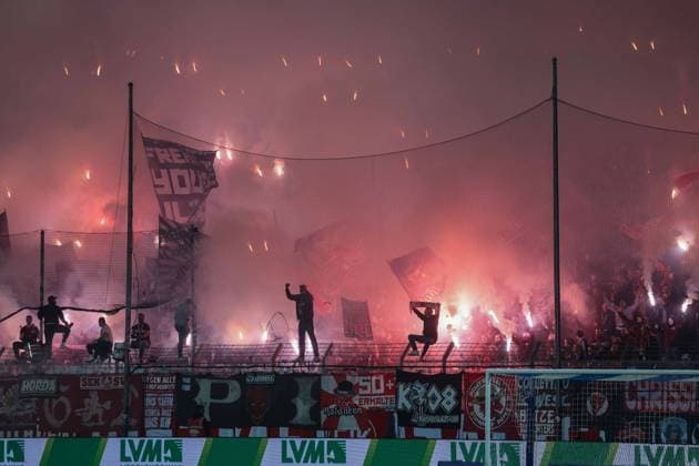 Fußball 2. Bundesliga 25. Spieltag VfL Bochum - 1. FC Kaiserslautern am 07.03.2026 im Vonovia Ruhrstadion in Bochum Kaiserslautern Fans zündeln Bengalos Pyrotechnik Pyro Leuchtkörper Rauchbomben im Fanblock DFL regulations prohibit any use of photographs as image sequences and or quasi-video.