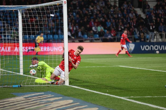 07.03.2026, xrekx, Fussball 2.Bundesliga, VfL Bochum - 1.FC Kaiserslautern v.l. Torjubel nach dem Tor zum celebrating the goal celebrate 1:1 durch Norman Bassette (1.FC Kaiserslautern) Timo Horn (VfL Bochum) (DFL DFB REGULATIONS PROHIBIT ANY USE OF PHOTOGRAPHS as IMAGE SEQUENCES and or QUASI-VIDEO) Bochum