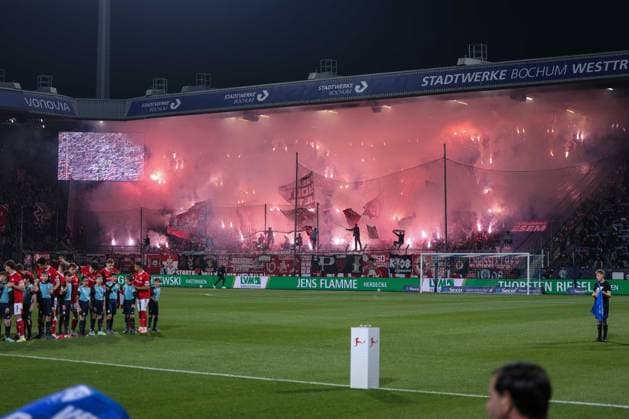 Fußball 2. Bundesliga 25. Spieltag VfL Bochum - 1. FC Kaiserslautern am 07.03.2026 im Vonovia Ruhrstadion in Bochum Kaiserslautern Fans zündeln Bengalos Pyrotechnik Pyro Leuchtkörper Rauchbomben im Fanblock DFL regulations prohibit any use of photographs as image sequences and or quasi-video.
