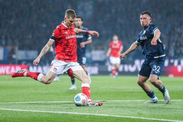 Fußball 2. Bundesliga 25. Spieltag VfL Bochum - 1. FC Kaiserslautern am 07.03.2026 im Vonovia Ruhrstadion in Bochum Paul Joly (Kaiserslautern), links - Maximilian Wittek ( Bochum ), rechts DFL regulations prohibit any use of photographs as image sequences and or quasi-video.