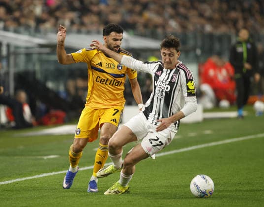 Mehdi Leris of Pisa SC and Andrea Cambiaso of Juventus FC during the Italian Serie A, season 2025-2026, football match between Juventus FC and Pisa SC on 07 March 2026 at Allianz Stadium, Turin, Italy. Photo, Nderim Kaceli  Copyright: xNderimxKaceli IPAxSportx xipa-agency.netx xx IPA_72532919 IPA_Agency_IPA72532919