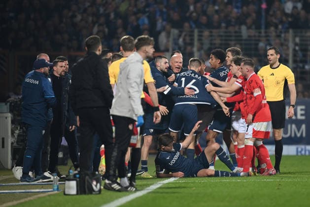 Spielertumult und Rudelbildung, mitte Trainer Uwe Rösler (VfL Bochum), Callum Marshall (VfL Bochum) 07.03.2026, Fussball 2. Bundesliga, Saison 2025 2026, 25. Spieltag, VfL Bochum - 1. FC Kaiserslautern DFL regulations prohibit any use of photographs as image sequences and or quasi-video Bochum Vonovia Ruhrstadion Nordrhein Westfalen Deutschland
