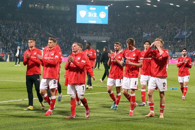 07.03.2026, xrekx, Fussball 2.Bundesliga, VfL Bochum - 1.FC Kaiserslautern v.l. FCK Mannschaft bedankt bedanken sich bei den Fans, the player thanks the fans for their support (DFL DFB REGULATIONS PROHIBIT ANY USE OF PHOTOGRAPHS as IMAGE SEQUENCES and or QUASI-VIDEO) Bochum
