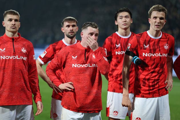 07.03.2026, xrekx, Fussball 2.Bundesliga, VfL Bochum - 1.FC Kaiserslautern v.l. Paul Joly (1.FC Kaiserslautern) Simon Asta (1.FC Kaiserslautern) Marlon Ritter (1.FC Kaiserslautern) Ji-soo Kim (1.FC Kaiserslautern) Fabian Kunze (1.FC Kaiserslautern) enttaeuscht, enttäuscht, schaut enttaeuscht, traurig, frustriert, niedergeschlagen, disappointed, sad, frustrated bedankt bedanken sich bei den Fans, the player thanks the fans for their support (DFL DFB REGULATIONS PROHIBIT ANY USE OF PHOTOGRAPHS as IMAGE SEQUENCES and or QUASI-VIDEO) Bochum