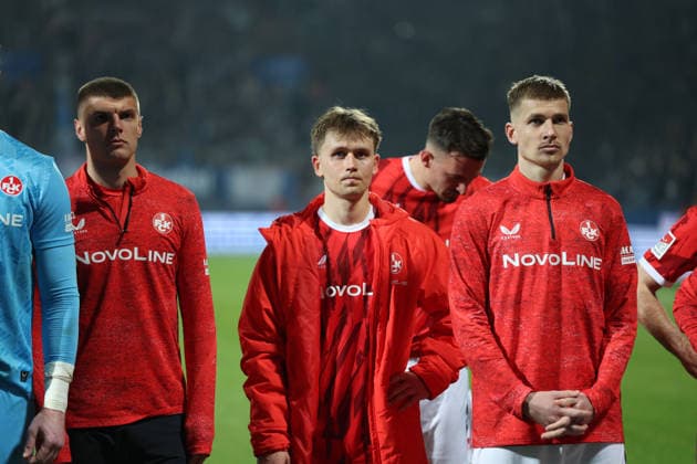 07.03.2026, xrekx, Fussball 2.Bundesliga, VfL Bochum - 1.FC Kaiserslautern v.l. Erik Wekesser (1.FC Kaiserslautern) Naatan Skyttä (1.FC Kaiserslautern) Paul Joly (1.FC Kaiserslautern) enttaeuscht, enttäuscht, schaut enttaeuscht, traurig, frustriert, niedergeschlagen, disappointed, sad, frustrated bedankt bedanken sich bei den Fans, the player thanks the fans for their support (DFL DFB REGULATIONS PROHIBIT ANY USE OF PHOTOGRAPHS as IMAGE SEQUENCES and or QUASI-VIDEO) Bochum
