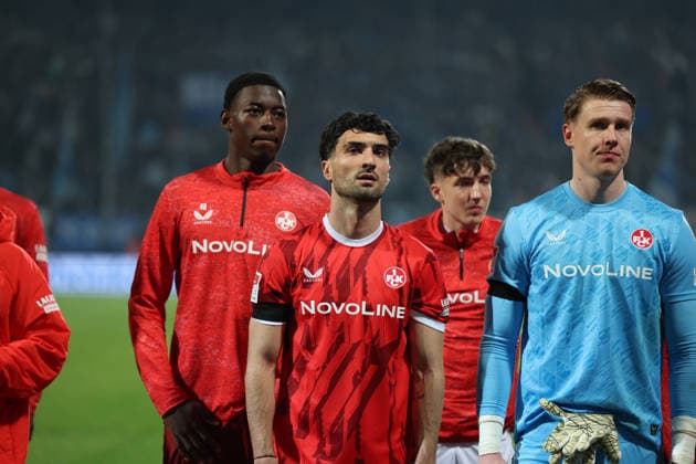 07.03.2026, xrekx, Fussball 2.Bundesliga, VfL Bochum - 1.FC Kaiserslautern v.l. Enis Kamga (1.FC Kaiserslautern) Mahir Emreli (1.FC Kaiserslautern) Owen Gibs (1.FC Kaiserslautern) Julian Krahl (1.FC Kaiserslautern) enttaeuscht, enttäuscht, schaut enttaeuscht, traurig, frustriert, niedergeschlagen, disappointed, sad, frustrated bedankt bedanken sich bei den Fans, the player thanks the fans for their support (DFL DFB REGULATIONS PROHIBIT ANY USE OF PHOTOGRAPHS as IMAGE SEQUENCES and or QUASI-VIDEO) Bochum