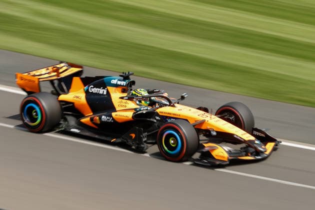7th March 2026: Melbourne Grand Prix Circuit, Melbourne, Victoria, Australia: Formula One Australian Grand Prix, Qualifying Day; Oscar Piastri of Australia driving the 81 McLaren Mastercard MCL40 Mercedes AMG enters turn 2  DavidxWoodley Content restricted for UK based newspaper