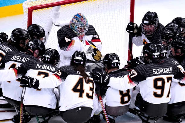 KUNST Simon Torwart Team GER bei der Beschwoerung mit dem Team Eishockey Vorrundenspiel GER - China 0 : 12 Paralympische Winterspiele 2026 Cortina - Milano am 07.03.2026 in Mailand *** KUNST Simon Goalkeeper Team GER at the Beschwoerung with the team ice hockey preliminary round match GER China 0 12 Paralympic Winter Games 2026 Cortina Milano on 07 03 2026 in Milan Copyright: xLacixPerenyix