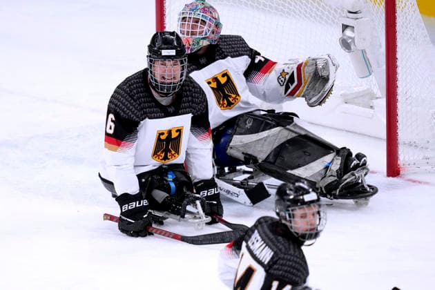 RAEDLER Hugo mit Torwart KUNST Simon Team GER Eishockey Vorrundenspiel GER - China 0 : 12 Paralympische Winterspiele 2026 Cortina - Milano am 07.03.2026 in Mailand *** RAEDLER Hugo with goalkeeper KUNST Simon Team GER ice hockey preliminary round match GER China 0 12 Paralympic Winter Games 2026 Cortina Milano on 07 03 2026 in Milan Copyright: xLacixPerenyix