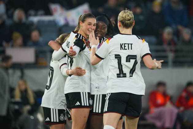 Stavanger, Norwegen: 07. März 2026: UEFA Frauen WM-Qualifikationsspiel - Norwegen Frauen vs. Deutschland Frauen Im Bild: Torschützin Elisa Senß Senss (Deutschland), nicht im Bild, macht das Tor zum 1:0 für Deutschland und Jule Brand (Deutschland), Nicole Anyomi (Deutschland) und Rebecca Knaak (Deutschland) jubeln Copyright: HMBxMedia MadeleinexFantini