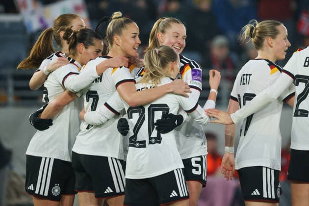 Stavanger, Norwegen: 07. März 2026: UEFA Frauen WM-Qualifikationsspiel - Norwegen Frauen vs. Deutschland Frauen Im Bild: Torschützin Elisa Senß Senss (Deutschland), mittig im Bild, macht das Tor zum 1:0 für Deutschland und jubelt mit ihren Mannschaftskolleginnen Copyright: HMBxMedia MadeleinexFantini