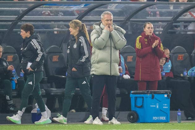 Stavanger, Norwegen: 07. März 2026: UEFA Frauen WM-Qualifikationsspiel - Norwegen Frauen vs. Deutschland Frauen Im Bild: v.li. der Dritte Bundestrainer Christian Wück Wueck (Deutschland) pfeift Copyright: HMBxMedia MadeleinexFantini