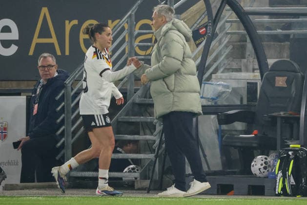 Stavanger, Norwegen: 07. März 2026: UEFA Frauen WM-Qualifikationsspiel - Norwegen Frauen vs. Deutschland Frauen Im Bild: v.li. Carlotta Wamser (Deutschland) wird ausgewechselt und klatscht sich mit Bundestrainer Christian Wück Wueck (Deutschland) ab Copyright: HMBxMedia MadeleinexFantini