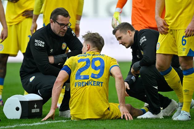 Paderborn, Home Deluxe Arena, 07.03.26, GER, Herren, 2.Bundesliga, Saison 2025-2026, SC Paderborn 07 - Eintracht Braunschweig Bild: Verletzt, Verletzung, Schmerzen Lukas FRENKERT (Braunschweig) DFL regulations prohibit any use of photographs as image sequences and or quasi-video. NRW Deutschland