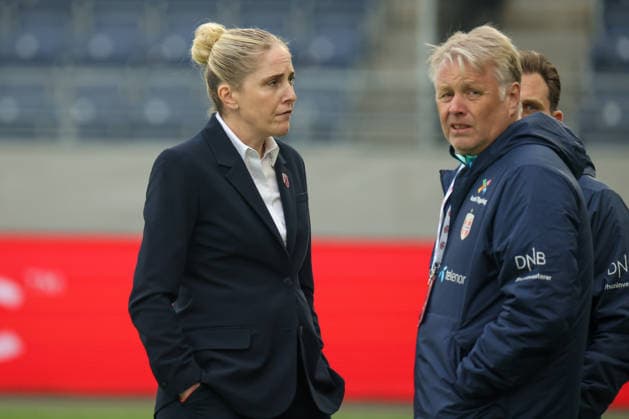 Stavanger, Norwegen: 07. März 2026: UEFA Frauen WM-Qualifikationsspiel - Norwegen Frauen vs. Deutschland Frauen Im Bild: v.li. Bundestrainerin Gemma Grainger (Norwegen) und Co-Trainer Kjetil Lone (Norwegen) Copyright: HMBxMedia MadeleinexFantini