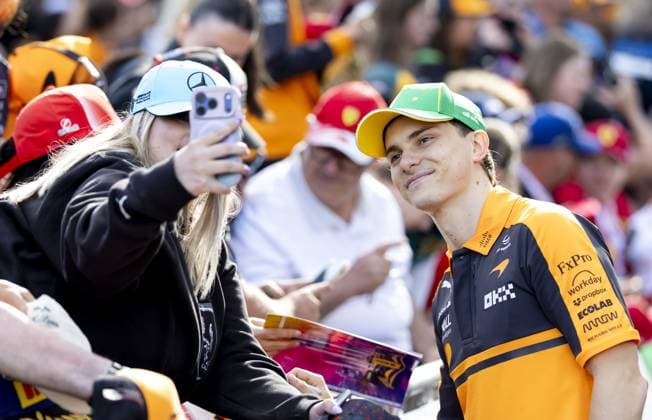 MELBOURNE - Oscar Piastri (McLaren) poses for a photo with a fan before the race at Albert Park Circuit in the lead-up to the Australian Grand Prix. SANDER KONING ANP xVIxANPxSportx xxANPxIVx 552729308 originalFilename: 552729308.jpg