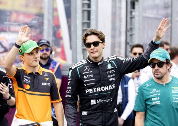 MELBOURNE - Oscar Piastri (McLaren), George Russell (Mercedes), and Fernando Alonso (Aston Martin) on their way to a group photo before the race at Albert Park Circuit in the lead-up to the Australian Grand Prix. SANDER KONING ANP xVIxANPxSportx xxANPxIVx 552734165 originalFilename: 552734165.jpg