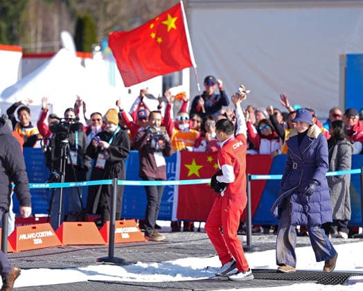 (260308) -- TESERO, March 8, 2026 -- Gold medalist Cai Jiayun (L) of China waves after the awarding ceremony for the para biathlon men s sprint at the Milan-Cortina 2026 Paralympic Winter games, Winterspiele,Spiele, Summer games in Tesero, Italy, March 7, 2026. ) (SP)ITALY-TESERO-PARALYMPIC WINTER GAMES-PARA BIATHLON-MEN S SPRINT STANDING HouxZhaokang 