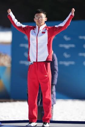 (260308) -- TESERO, March 8, 2026 -- Silver medalist Liu Xiaobin of China celebrates on the podium during the awarding ceremony for the para biathlon men s sprint at the Milan-Cortina 2026 Paralympic Winter games, Winterspiele,Spiele, Summer games in Tesero, Italy, March 7, 2026. ) (SP)ITALY-TESERO-PARALYMPIC WINTER GAMES-PARA BIATHLON-MEN S SPRINT STANDING HouxZhaokang 