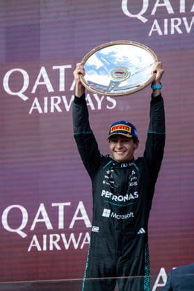 George Russell (Mercedes-AMG Petronas F1 Team, Großbritannien, 63) jubelt auf dem Podium bei der Siegerehrung ueber den Sieg, AUS, Formel 1 Weltmeisterschaft, Australian Grand Prix, Albert Park Circuit, Melbourne, Rennen, Saison 2026, 08.03.2026 AUS, Formel 1 Weltmeisterschaft, Australian Grand Prix, Albert Park Circuit, Melbourne, Rennen, Saison 2026, 08.03.2026 Melbourne Copyright: xEibner-Pressefoto Memmlerx EP_MMR