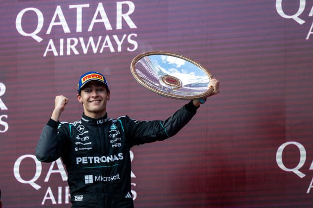 George Russell (Mercedes-AMG Petronas F1 Team, Großbritannien, 63) jubelt auf dem Podium bei der Siegerehrung ueber den Sieg, AUS, Formel 1 Weltmeisterschaft, Australian Grand Prix, Albert Park Circuit, Melbourne, Rennen, Saison 2026, 08.03.2026 AUS, Formel 1 Weltmeisterschaft, Australian Grand Prix, Albert Park Circuit, Melbourne, Rennen, Saison 2026, 08.03.2026 Melbourne Copyright: xEibner-Pressefoto Memmlerx EP_MMR