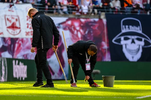 Ehrenamtliche bereiten den Rasen vor, RB Leipzig vs. FC Augsburg, Fussball, 1. Bundesliga, 25. Spieltag, Saison 2025 2026, 07.03.2026,¨ DFL REGULATIONS PROHIBIT ANY USE OF PHOTOGRAPHS AS IMAGE SEQUENCES AND OR QUASI-VIDEO,¨ RB Leipzig vs. FC Augsburg, Fussball, 1. Bundesliga, 25. Spieltag, Saison 2025 2026, 07.03.2026 Leipzig
