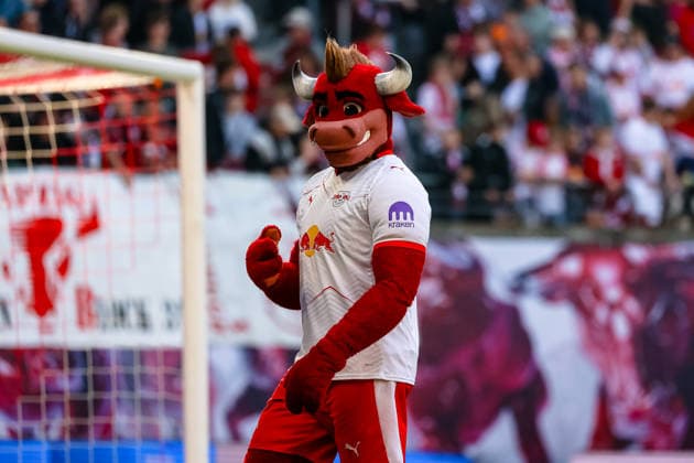 Bulli (RB Leipzig, Maskottchen) vor dem Spiel, RB Leipzig vs. FC Augsburg, Fussball, 1. Bundesliga, 25. Spieltag, Saison 2025 2026, 07.03.2026,¨ DFL REGULATIONS PROHIBIT ANY USE OF PHOTOGRAPHS AS IMAGE SEQUENCES AND OR QUASI-VIDEO,¨ RB Leipzig vs. FC Augsburg, Fussball, 1. Bundesliga, 25. Spieltag, Saison 2025 2026, 07.03.2026 Leipzig