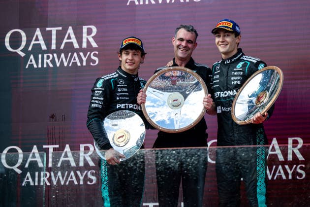 Andrea Kimi Antonelli (Mercedes-AMG Petronas F1 Team, Italien, 12), Hywel Thomas (Mercedes High Performance Powertrains), George Russell (Mercedes-AMG Petronas F1 Team, Großbritannien, 63) jubeln ueber Platz 2 und Sieg auf dem Podium bei der Siegerehrung, AUS, Formel 1 Weltmeisterschaft, Australian Grand Prix, Albert Park Circuit, Melbourne, Rennen, Saison 2026, 08.03.2026 AUS, Formel 1 Weltmeisterschaft, Australian Grand Prix, Albert Park Circuit, Melbourne, Rennen, Saison 2026, 08.03.2026 Melbourne Copyright: xEibner-Pressefoto Memmlerx EP_MMR