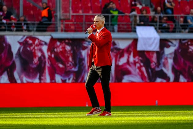 Tim Thoelke (RB Leipzig, Stadionsprecher) vor dem Spiel, RB Leipzig vs. FC Augsburg, Fussball, 1. Bundesliga, 25. Spieltag, Saison 2025 2026, 07.03.2026,¨ DFL REGULATIONS PROHIBIT ANY USE OF PHOTOGRAPHS AS IMAGE SEQUENCES AND OR QUASI-VIDEO,¨ RB Leipzig vs. FC Augsburg, Fussball, 1. Bundesliga, 25. Spieltag, Saison 2025 2026, 07.03.2026 Leipzig