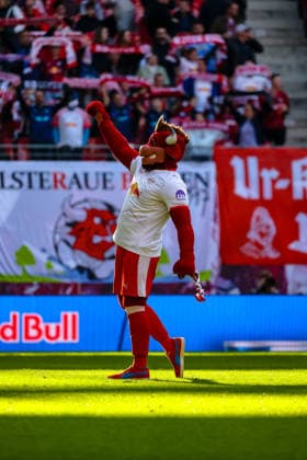 Bulli (RB Leipzig, Maskottchen) vor dem Spiel, RB Leipzig vs. FC Augsburg, Fussball, 1. Bundesliga, 25. Spieltag, Saison 2025 2026, 07.03.2026,¨ DFL REGULATIONS PROHIBIT ANY USE OF PHOTOGRAPHS AS IMAGE SEQUENCES AND OR QUASI-VIDEO,¨ RB Leipzig vs. FC Augsburg, Fussball, 1. Bundesliga, 25. Spieltag, Saison 2025 2026, 07.03.2026 Leipzig