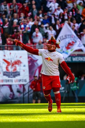 Bulli (RB Leipzig, Maskottchen) vor dem Spiel, RB Leipzig vs. FC Augsburg, Fussball, 1. Bundesliga, 25. Spieltag, Saison 2025 2026, 07.03.2026,¨ DFL REGULATIONS PROHIBIT ANY USE OF PHOTOGRAPHS AS IMAGE SEQUENCES AND OR QUASI-VIDEO,¨ RB Leipzig vs. FC Augsburg, Fussball, 1. Bundesliga, 25. Spieltag, Saison 2025 2026, 07.03.2026 Leipzig